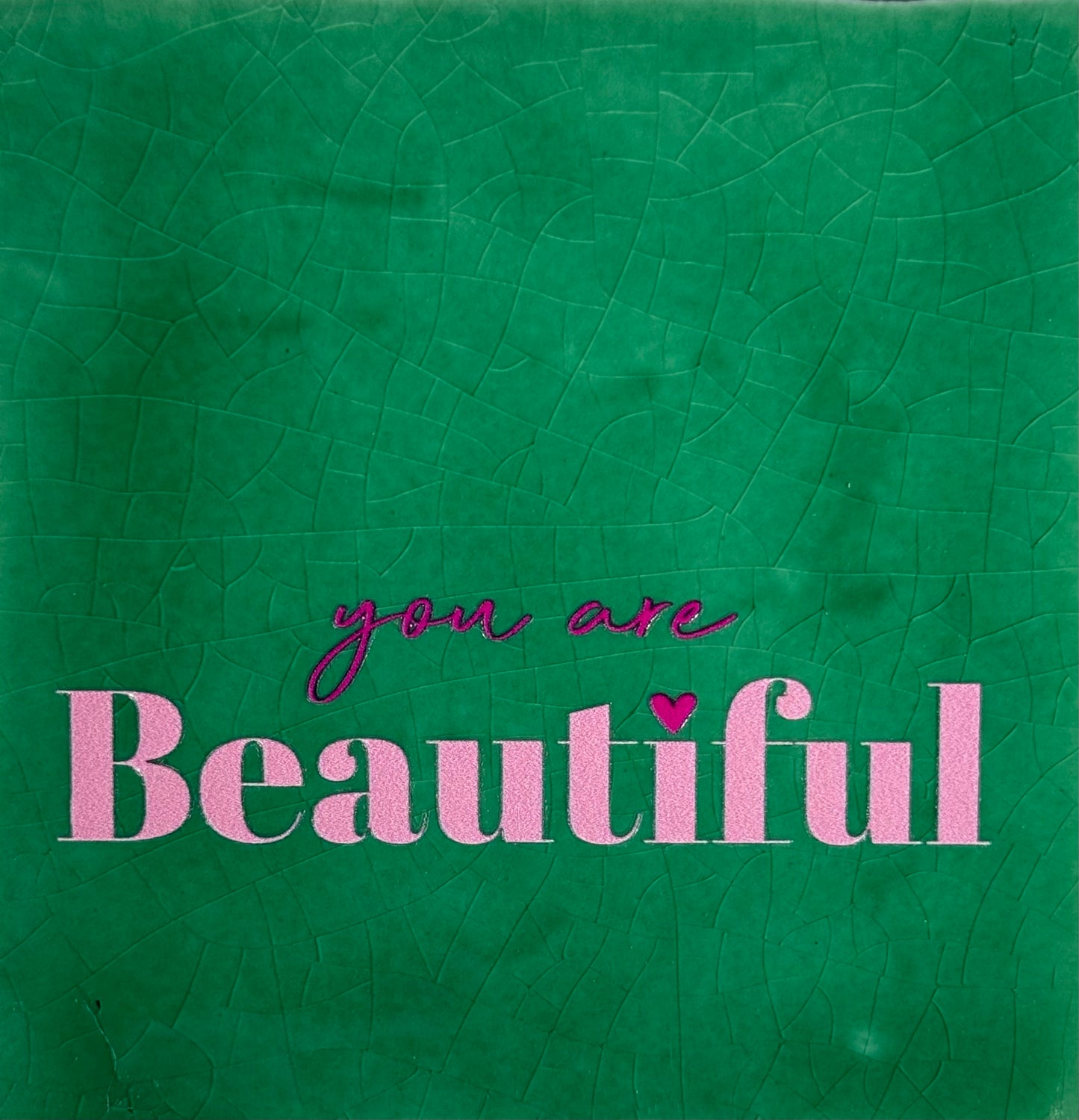 Quote tegeltje 'you are beautiful' hardgroen/warmroze (knalroze)