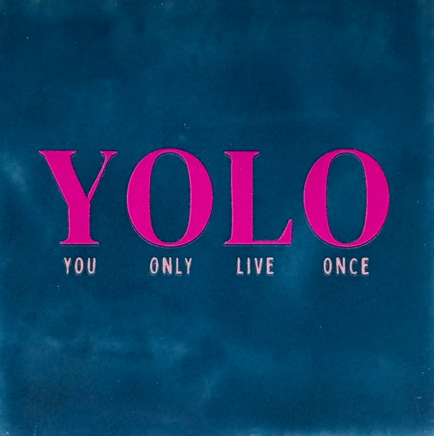 Quote tegeltje 'yolo' nieuw donkerblauw/knalroze(warmroze)
