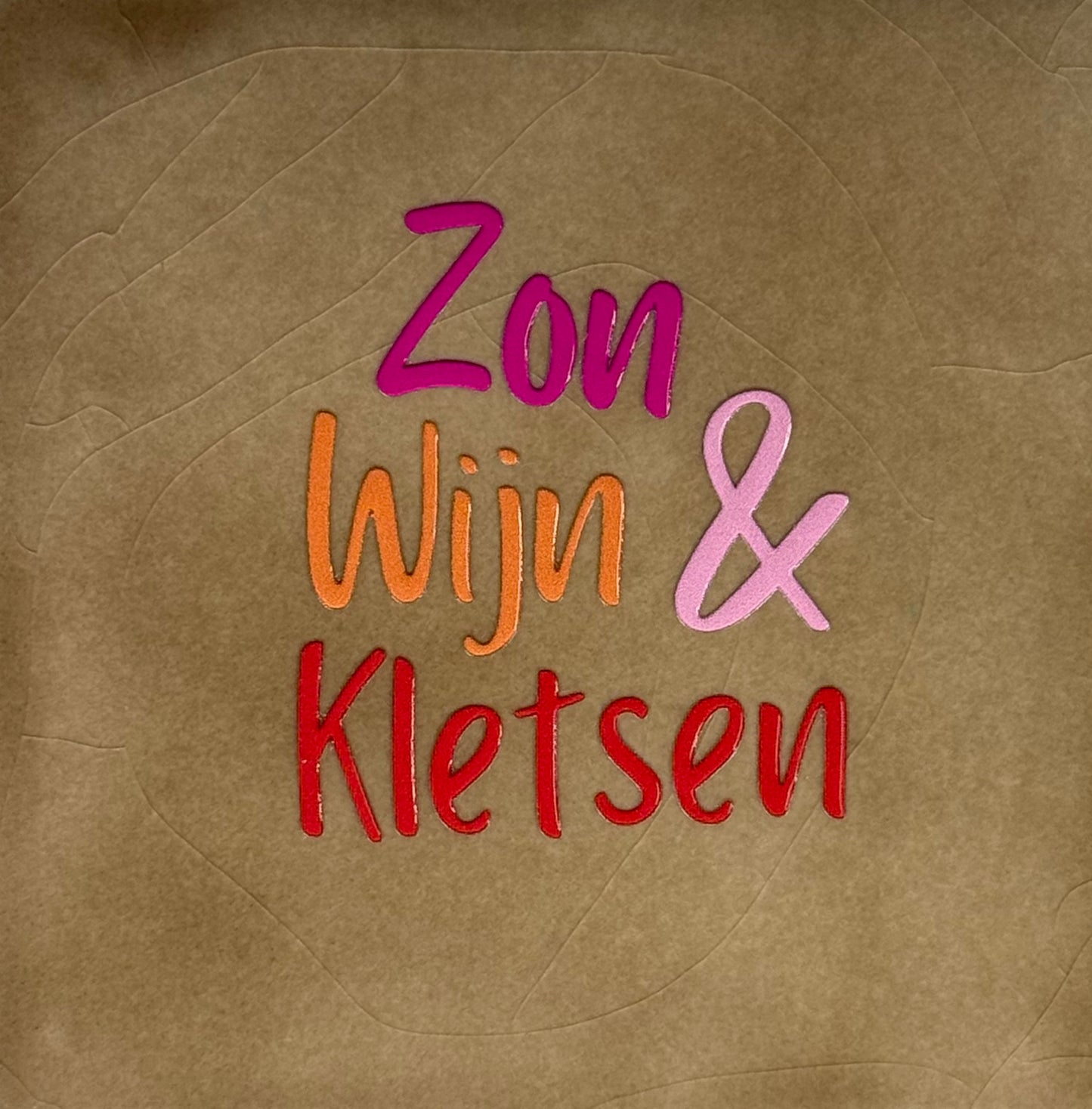 Quote tegeltje 'zon wijn & kletsen' taupe/knalroze(oranje-warmroze-rood)