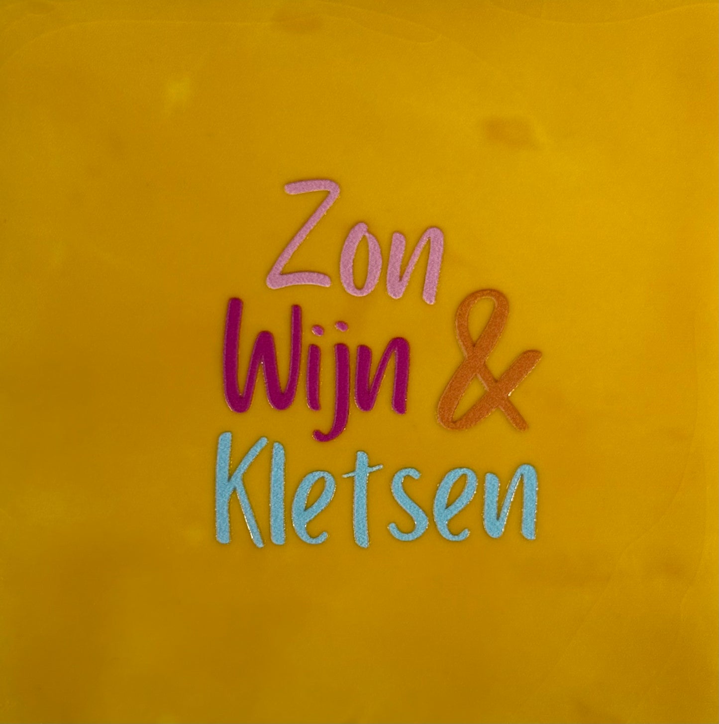 Quote tegeltje 'zon, wijn & kletsen' geel/warmroze (knalroze/warmblauw)