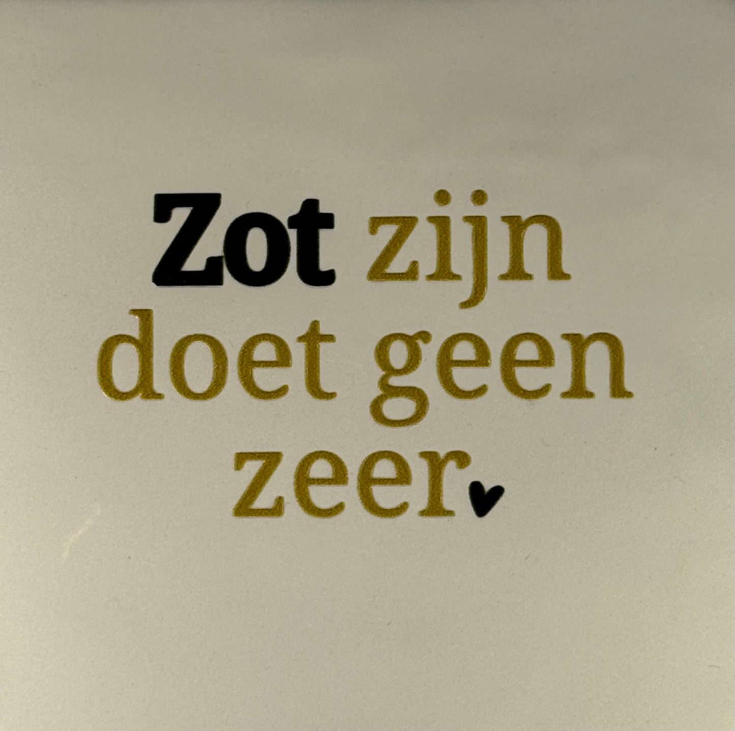Quote tegeltje 'zot zijn doet geen zeer' creme/goud(zwart)