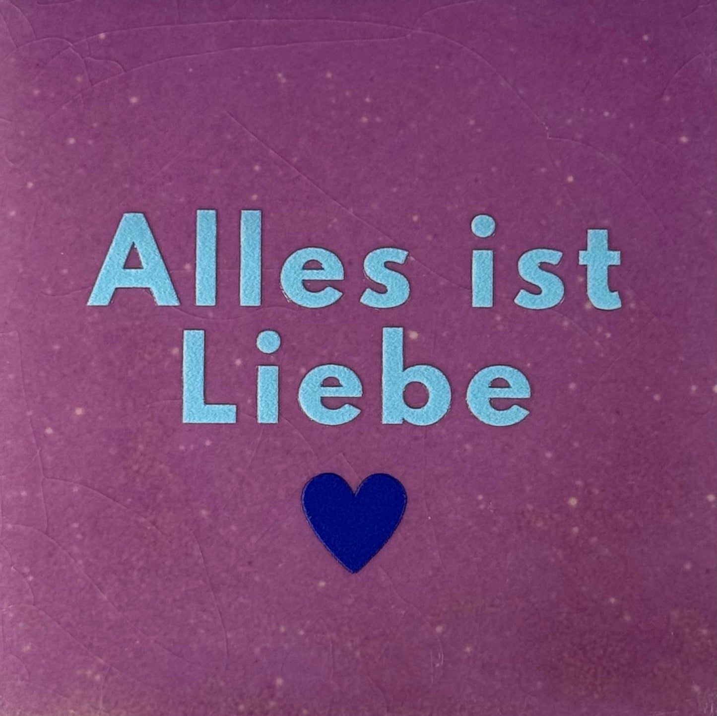 Quote tegeltje 'alles ist liebe' lila/warmblauw (kobalt)