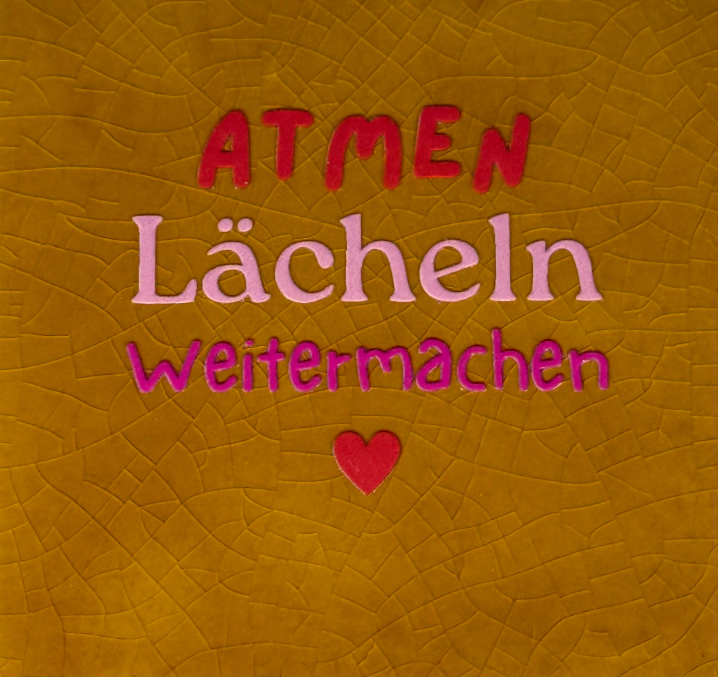 Quote tegeltje 'atmen lächeln weitermachen' oker/rood(warmroze-knalroze)