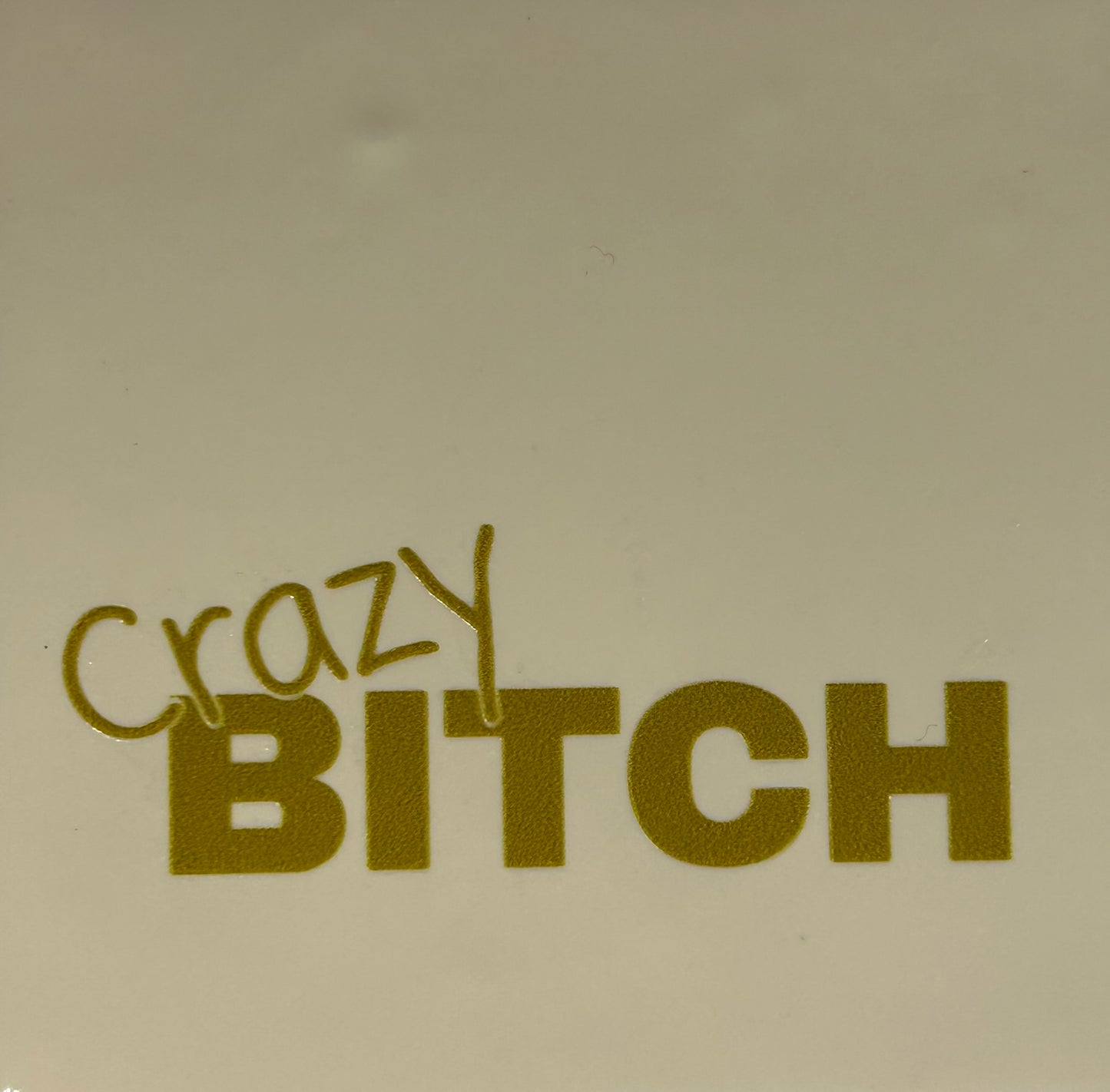 Quote tegeltje 'crazy bitch' creme/goud