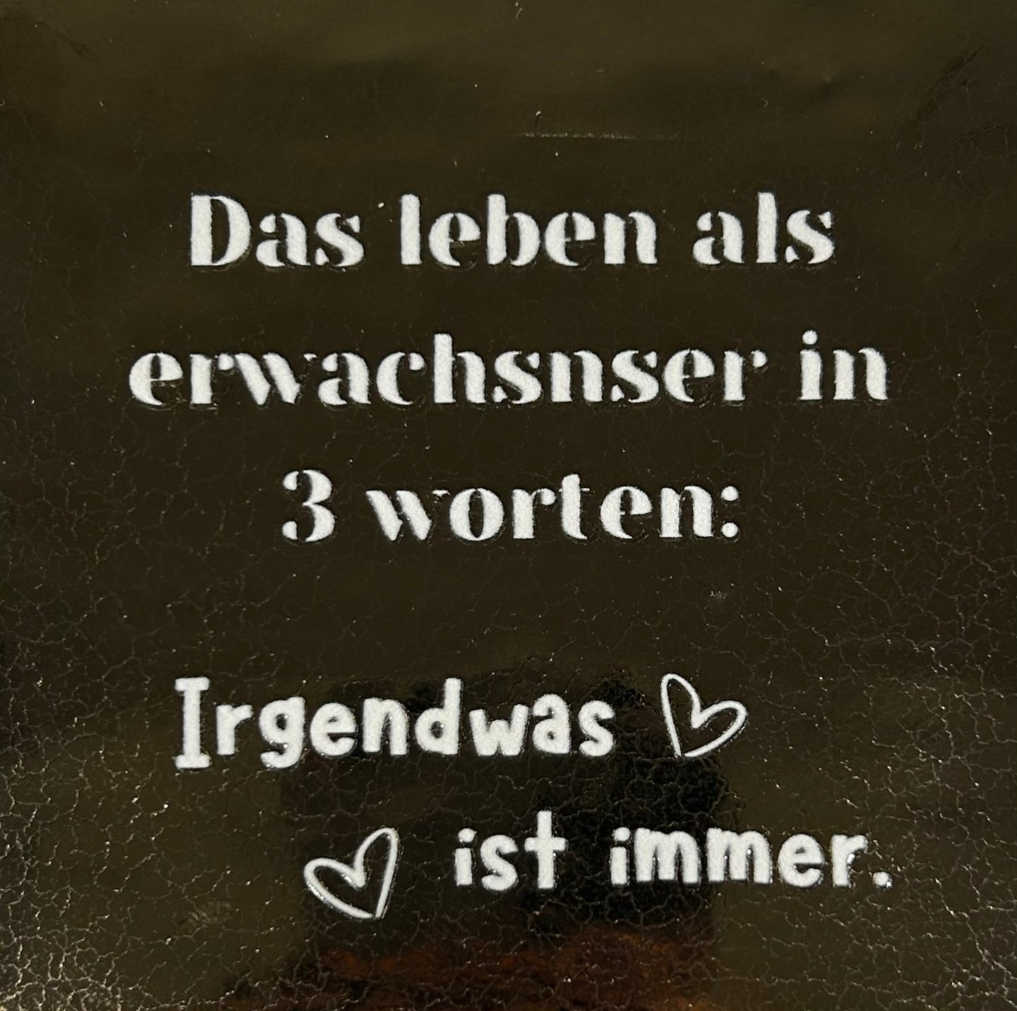Quote tegeltje 'das leben als erwachsnser…' goud/creme