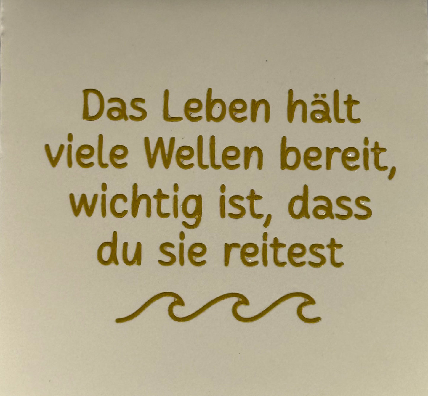Quote tegeltje 'das leben hält viele wellen bereit...' creme/goud