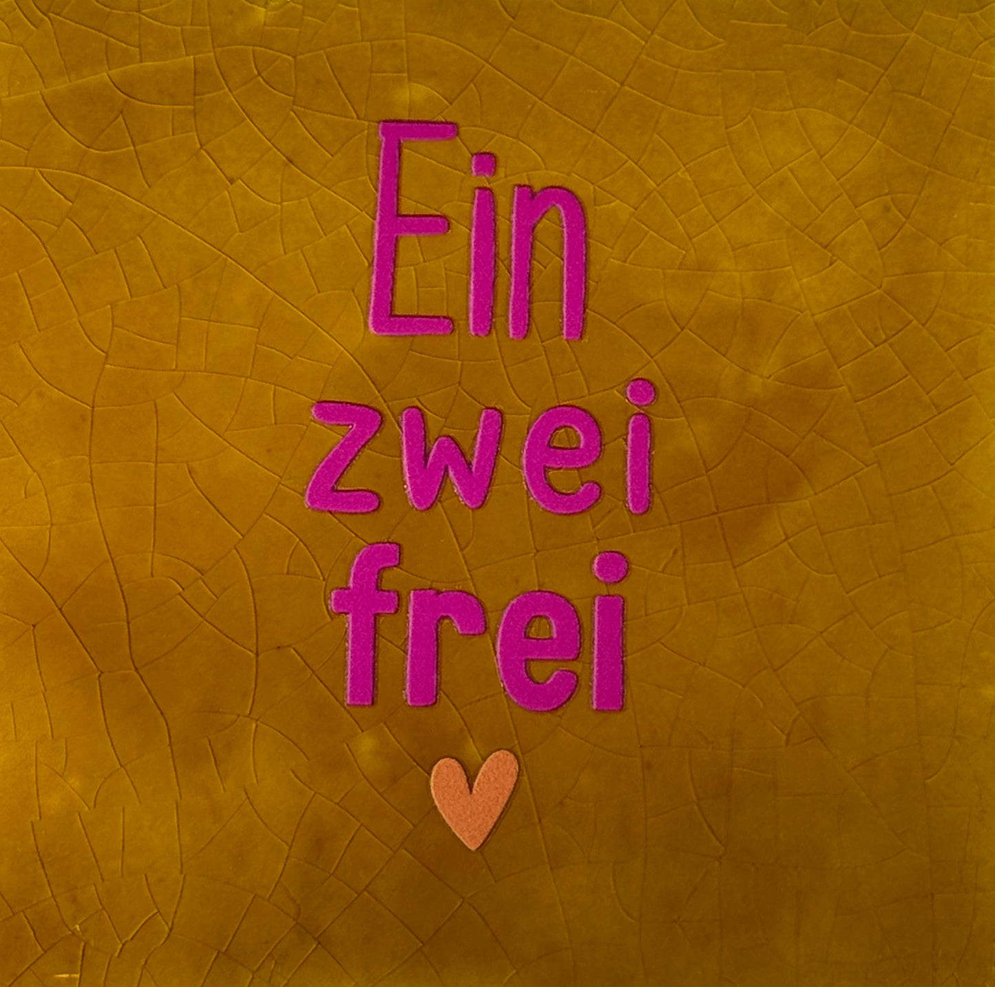 Quote tegeltje 'ein zwei frei' oker/knalroze(oranje)