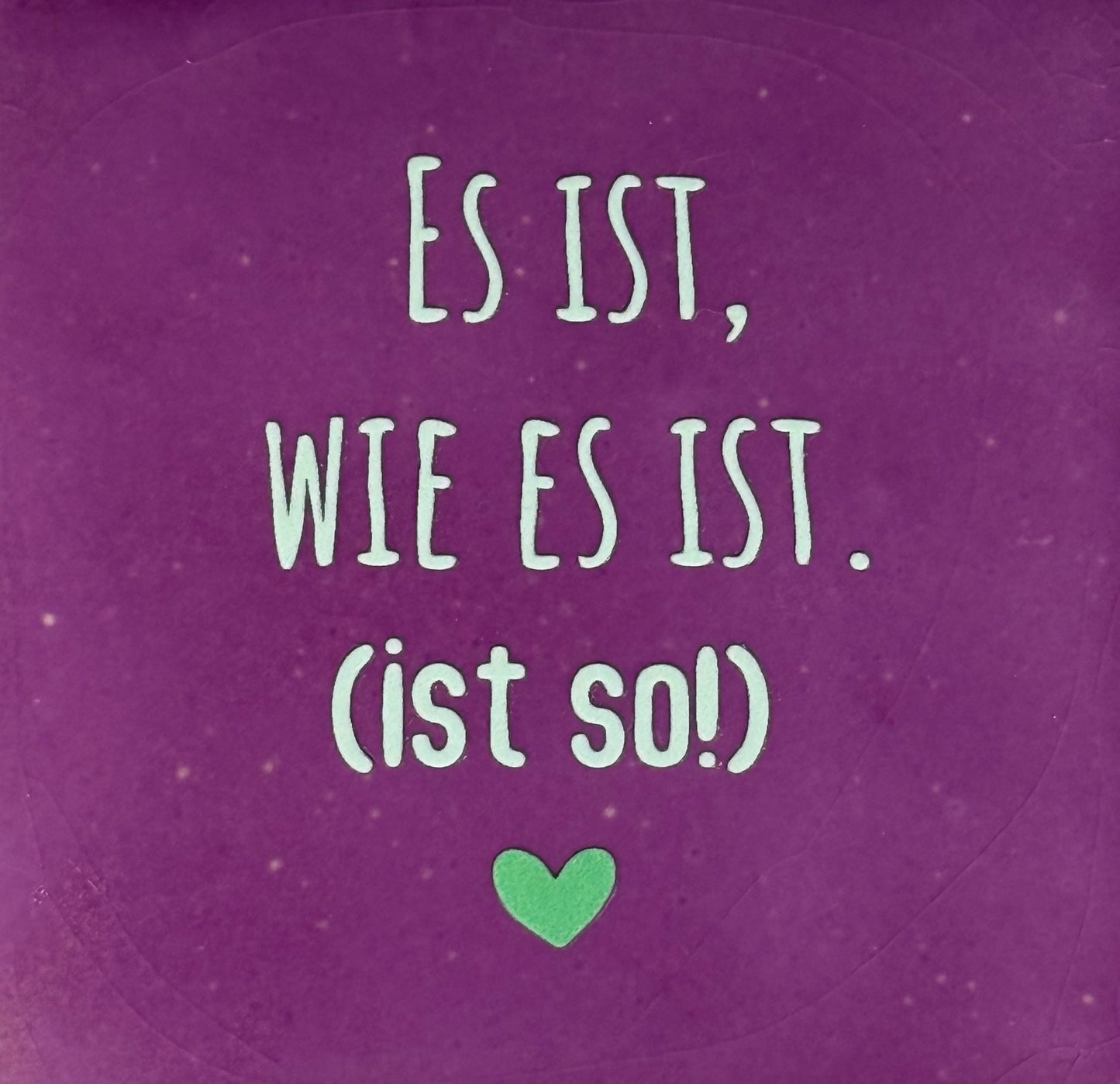 Quote tegeltje 'es ist wie es ist (ist so)' lila/lichtgroen(mint)