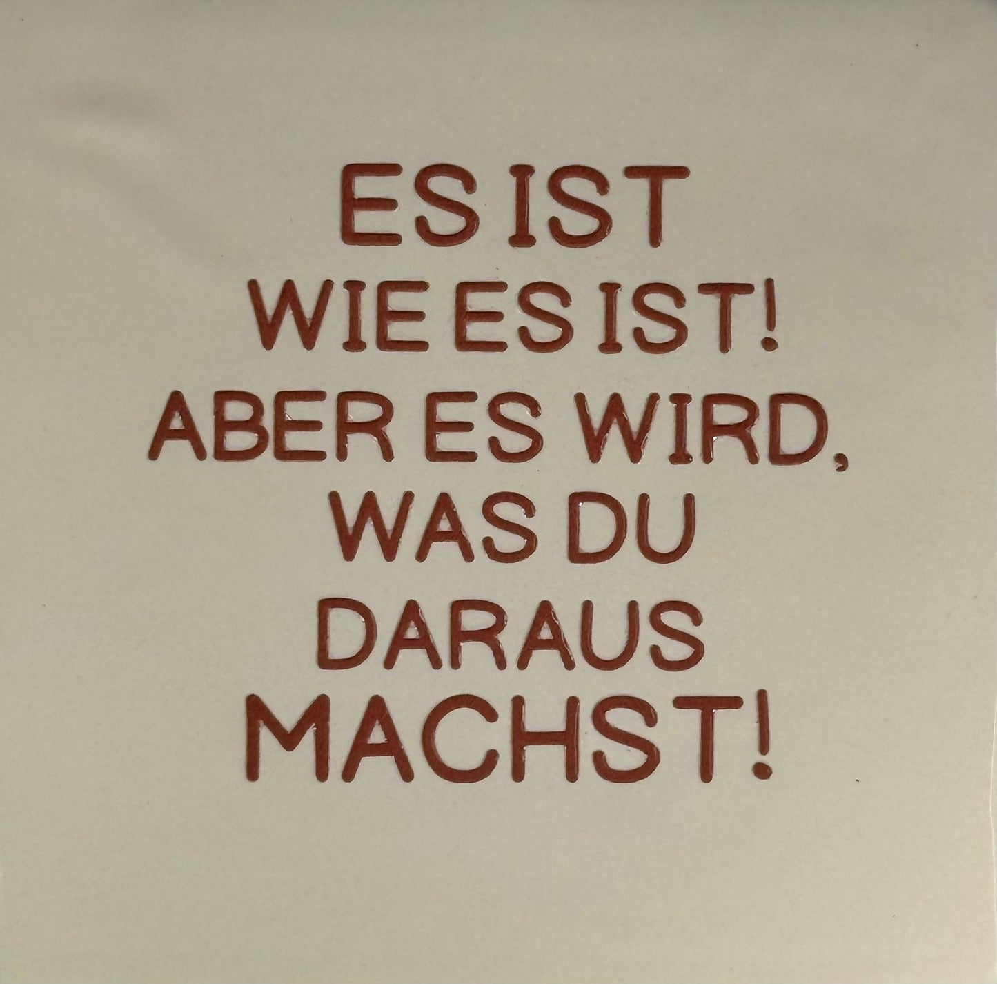 Quote tegeltje 'es ist wie es ist...' creme/taupe
