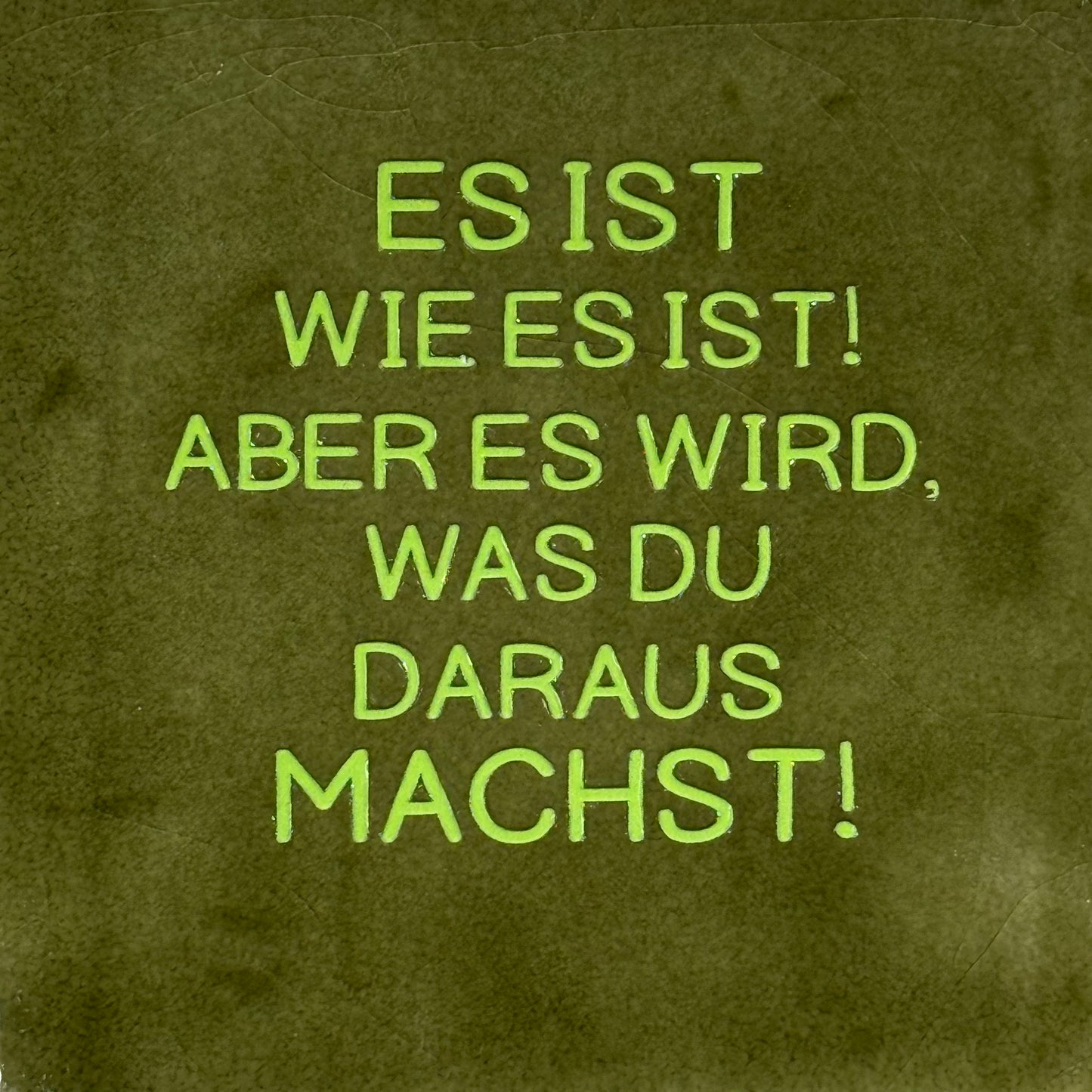 Quote tegeltje 'es ist wie es ist...' olijf/lime