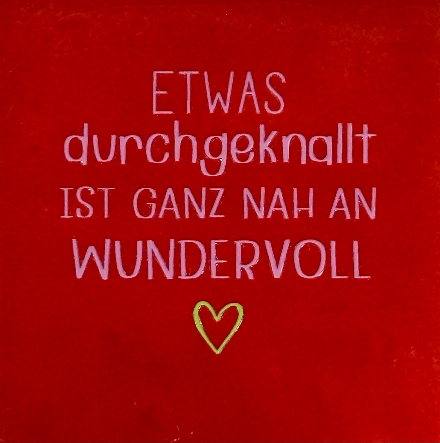 Quote tegeltje 'etwas durchgeknalt ist ganz nah an wundervoll' rood/warmroze(lime)
