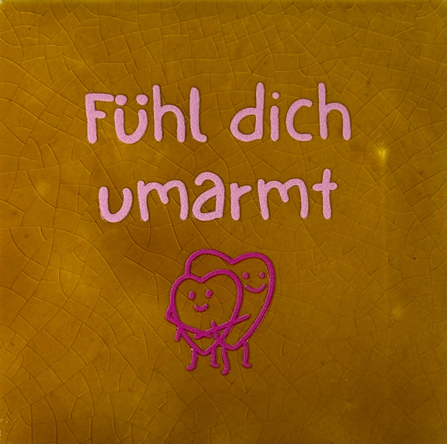 Quote tegeltje 'fühl dich umarmt' oker/warmroze(knalroze)