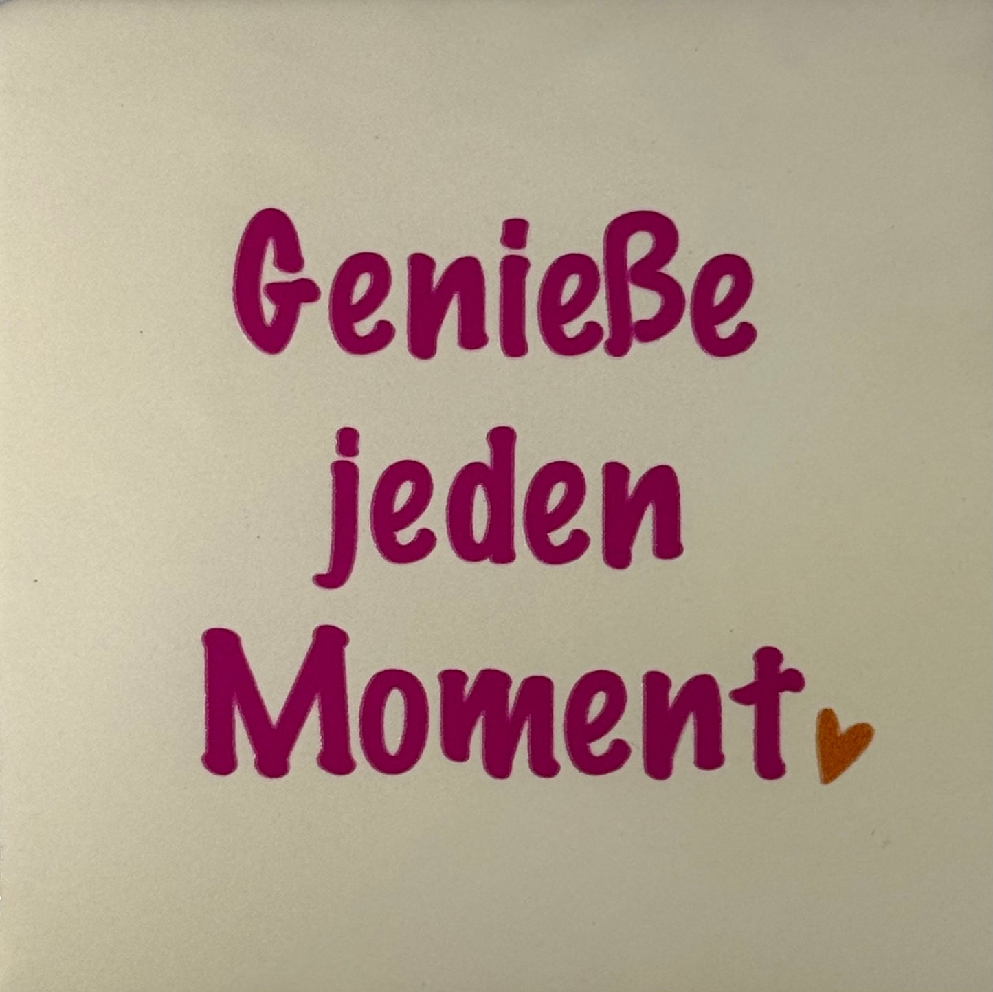 Quote tegeltje 'geniesse jeden moment' creme/knalroze(oranje)