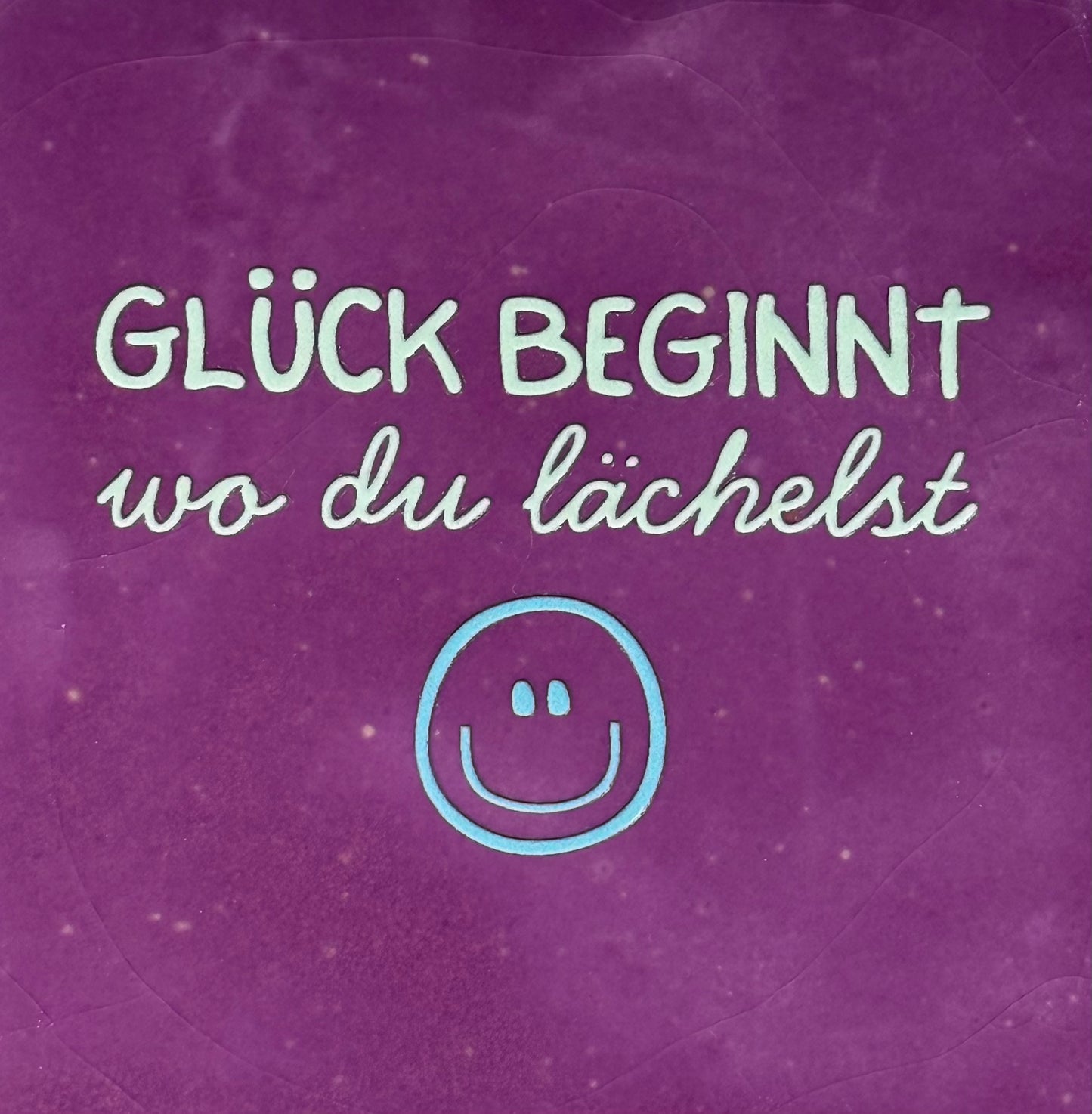 Quote tegeltje 'glück beginnt wo du lächelst' lila/lichtgroen(warmblauw)