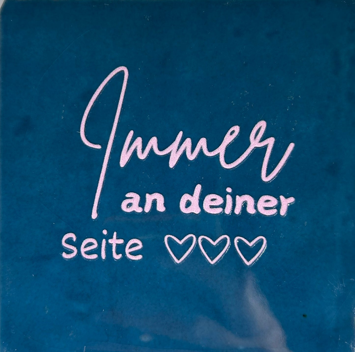 Quote tegeltje 'immer an deiner seite' donkerblauw/babyroze