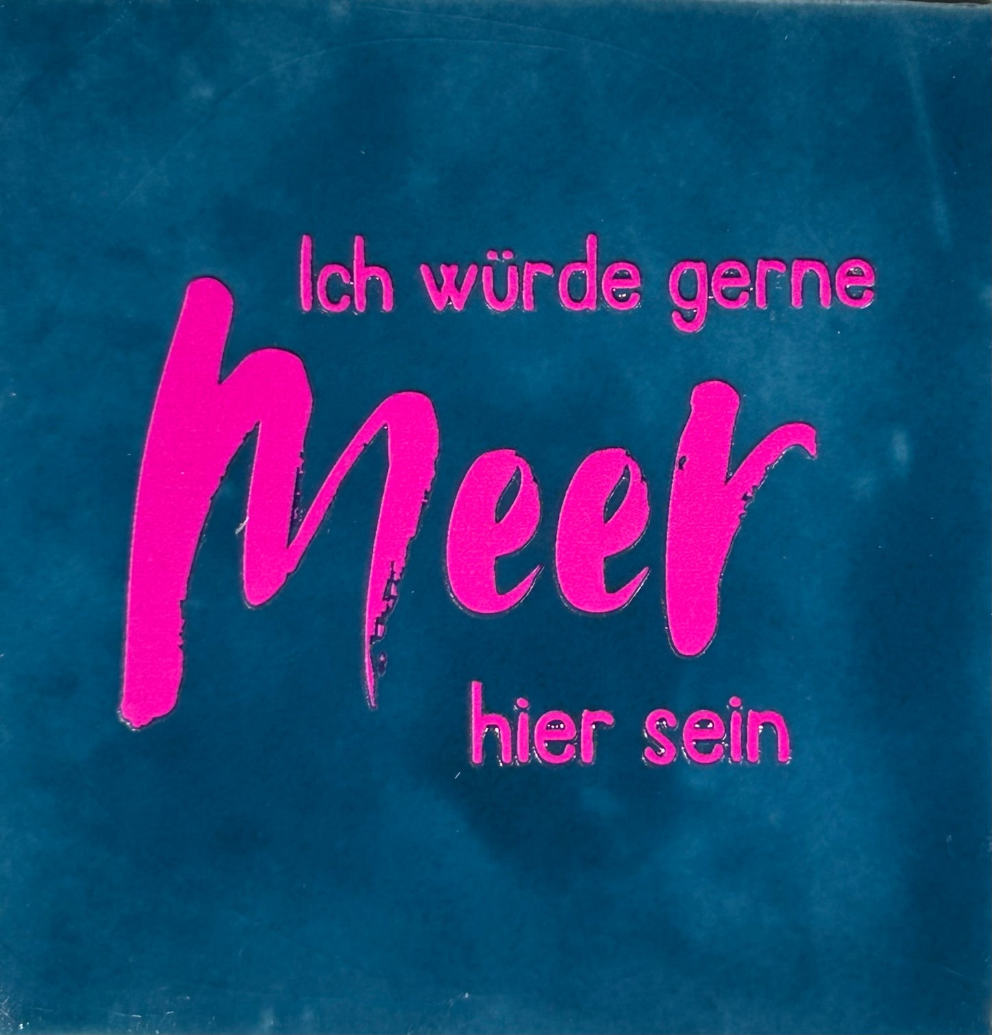 Quote tegeltje 'ich wurde gerne meer hier sein' donkerblauw/roze