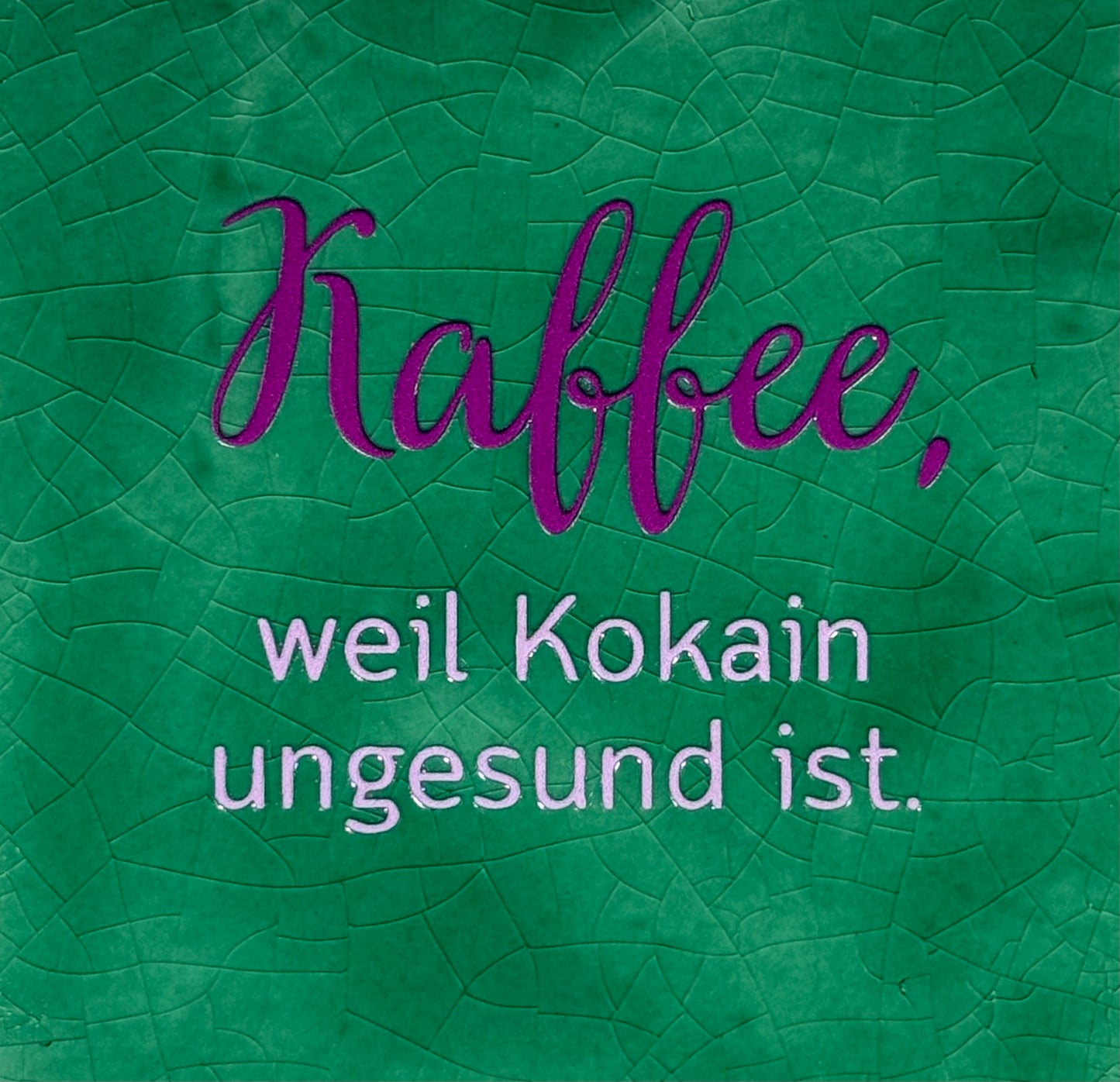 Quote tegeltje 'Kaffee, weil Kokain ungesund ist' hardgroen/paars(lila)