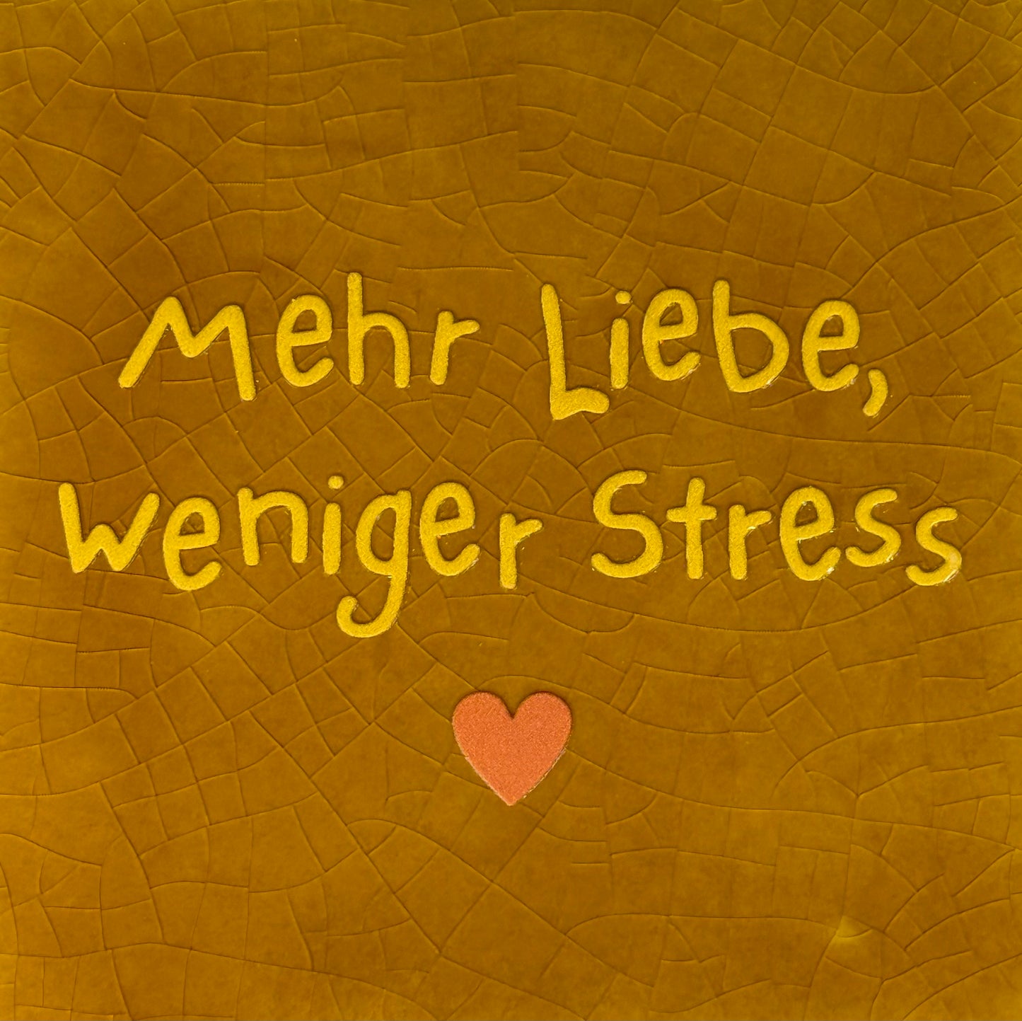 Quote tegeltje 'mehr liebe, weniger stress' oker/geel(oranje)