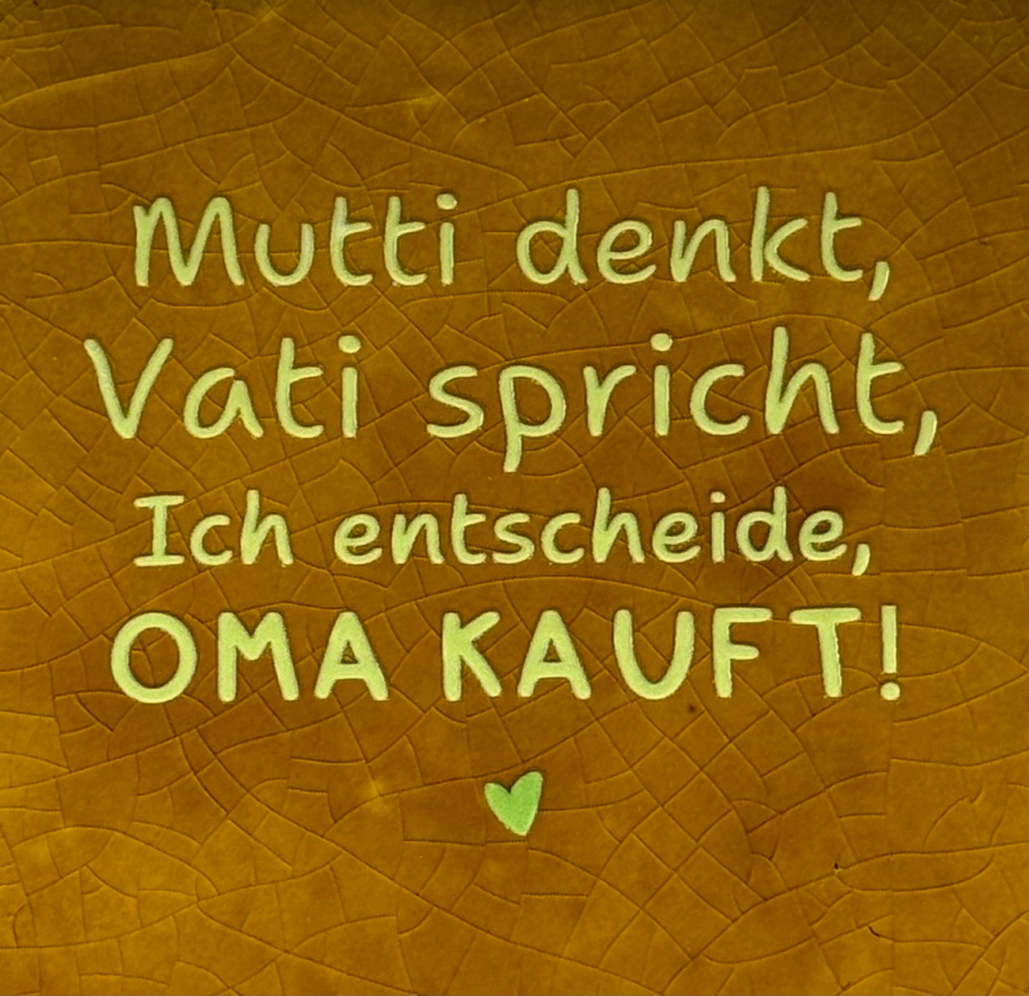 Quote tegeltje 'Mutti denkt, Vati spricht, ich entscheide, Oma kauft' oker/butter yellow(lime)