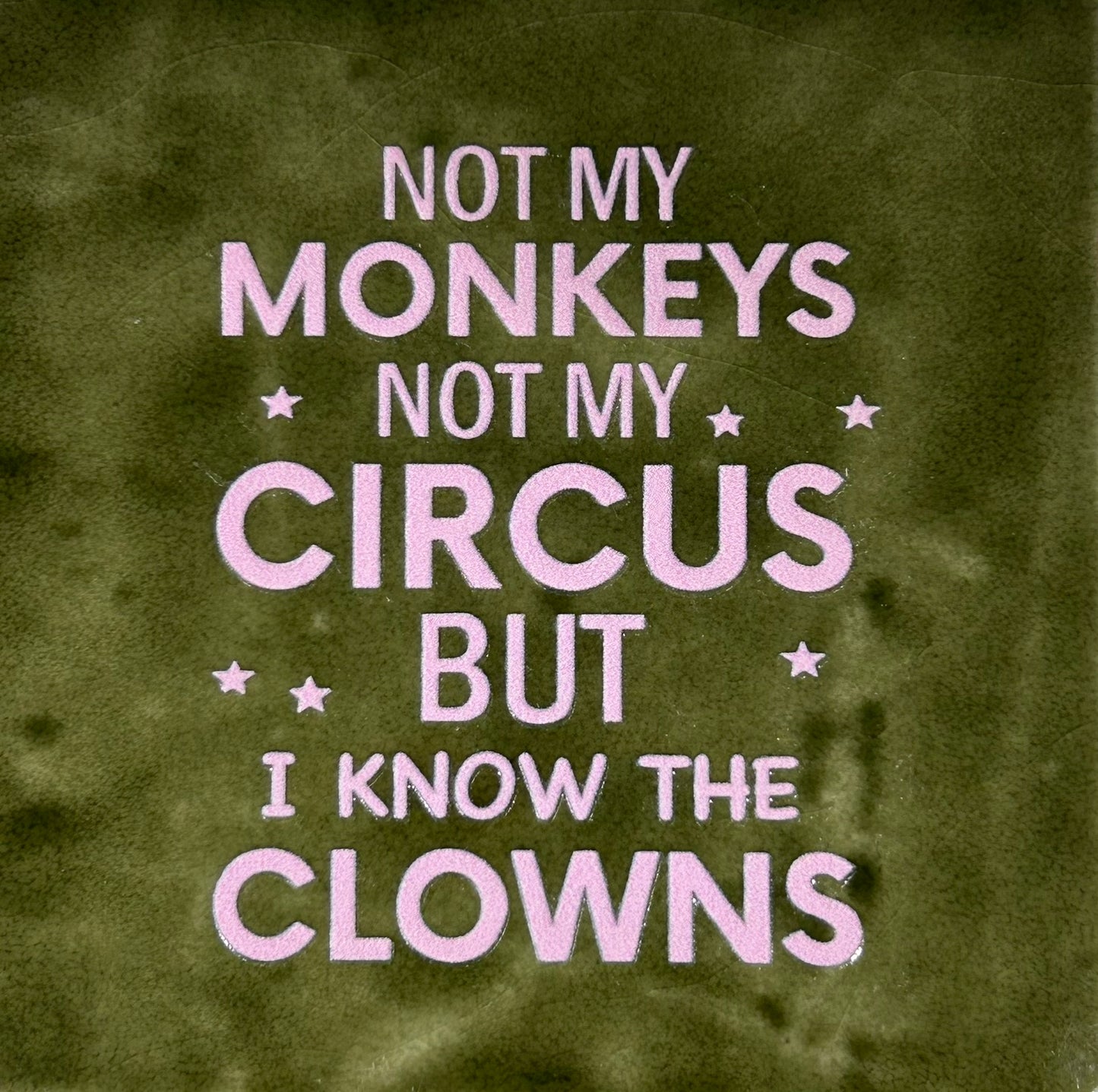 Quote tegeltje 'not my monkeys…' olijf/babyroze