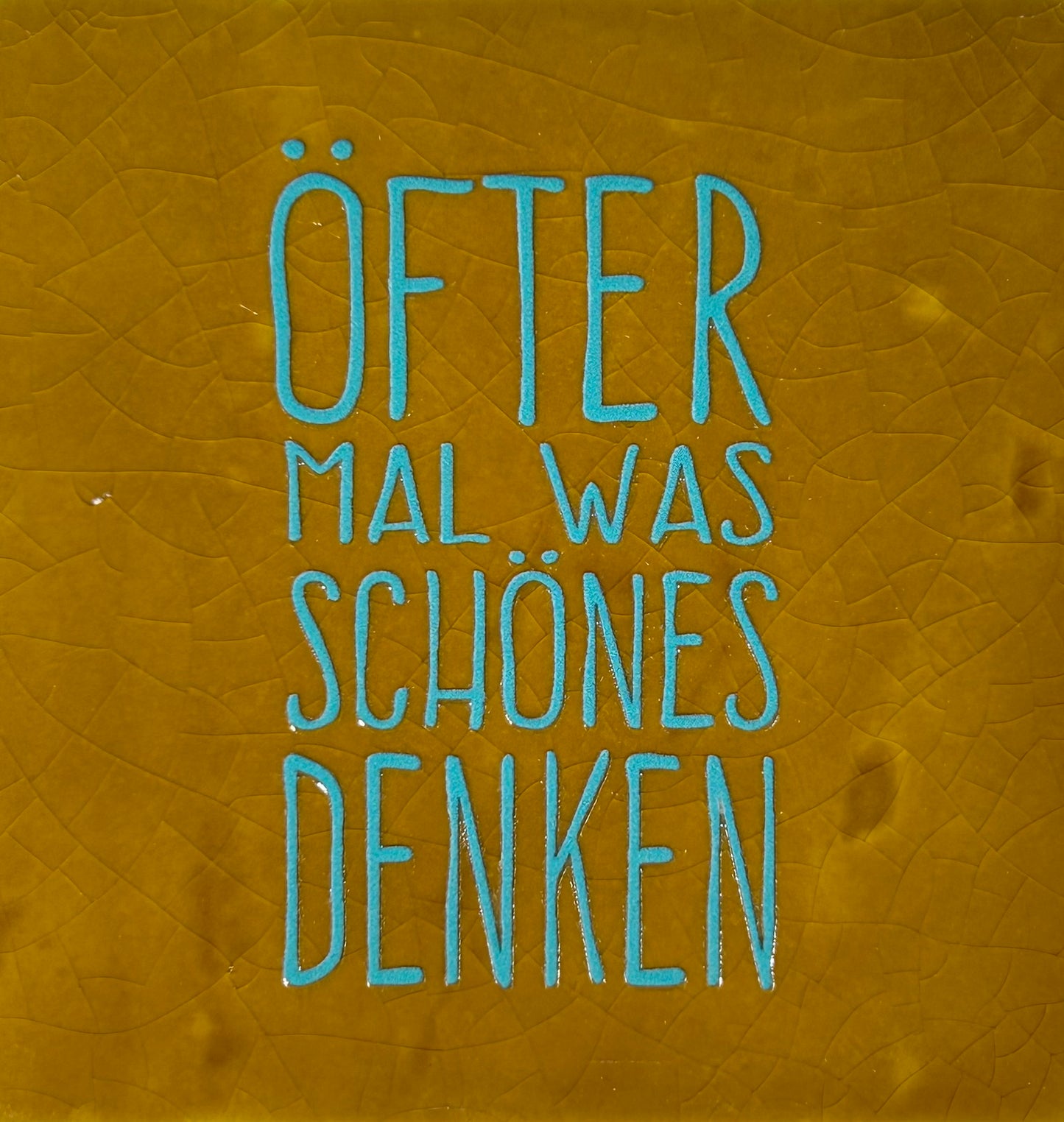 Quote tegeltje 'ofter mal was schones denken' oker/turquoise