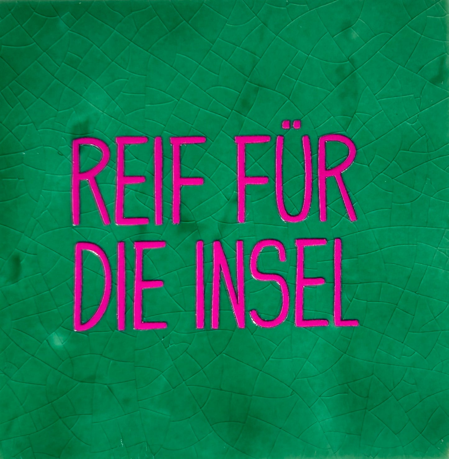 Quote tegeltje 'reif für die insel' hardgroen/roze
