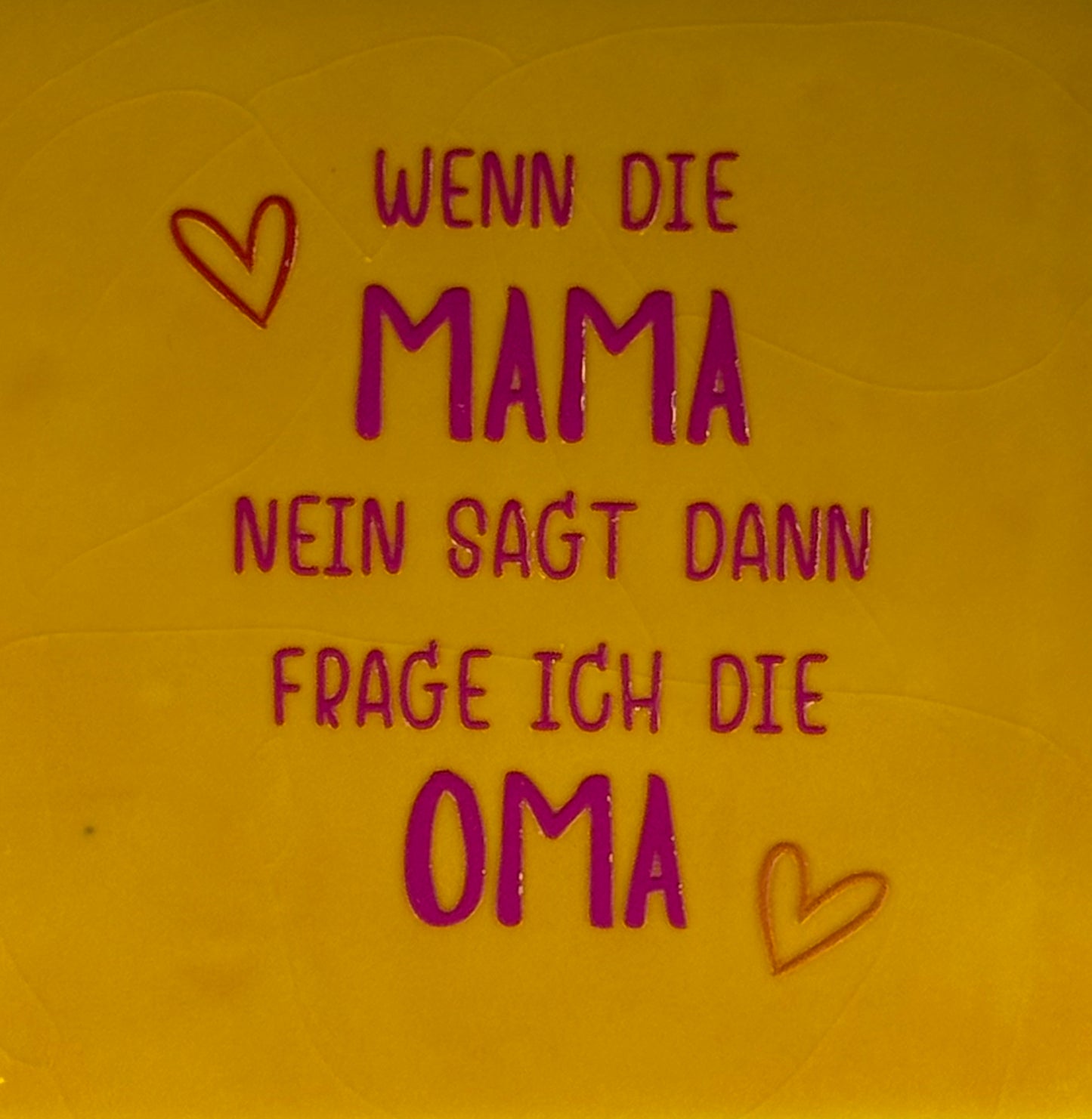 Quote tegeltje 'wenn die mama nein sagt dann frage ich die Oma' geel/knalroze (rood-oranje)
