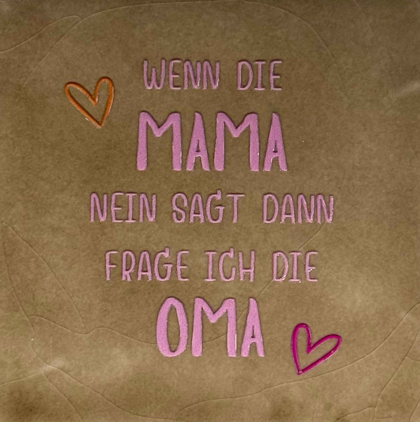 Quote tegeltje 'wenn die mama nein sagt dann frage ich die Oma' taupe/warmroze (oranje-knalroze)