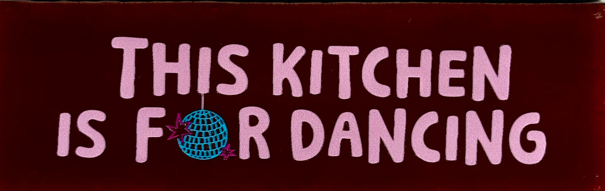 Quote tegeltje DO 'this kitchen is for dancing' kastanje/warmroze(felblauw)