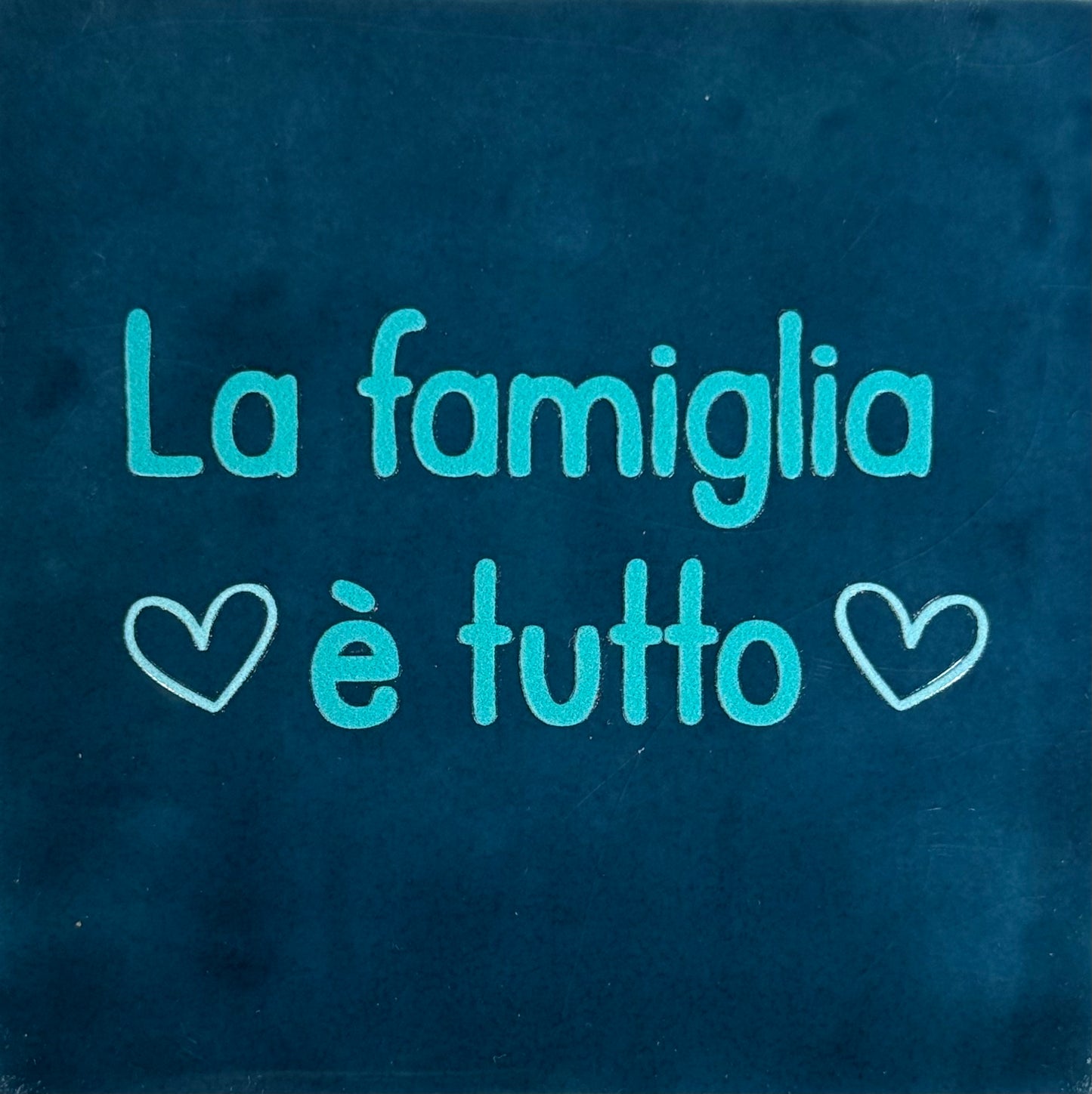 Quote tegeltje 'la famiglia è tutto' donkerblauw/turquoise (warmblauw)