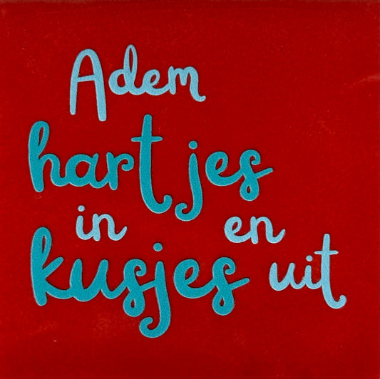Quote tegeltje 'adem hartjes in en kusjes uit' rood/warmblauw (turquoise)