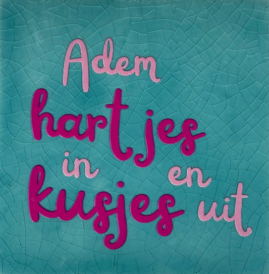 Quote tegeltje 'adem hartjes in en kusjes uit' groen/warmroze (knalroze)