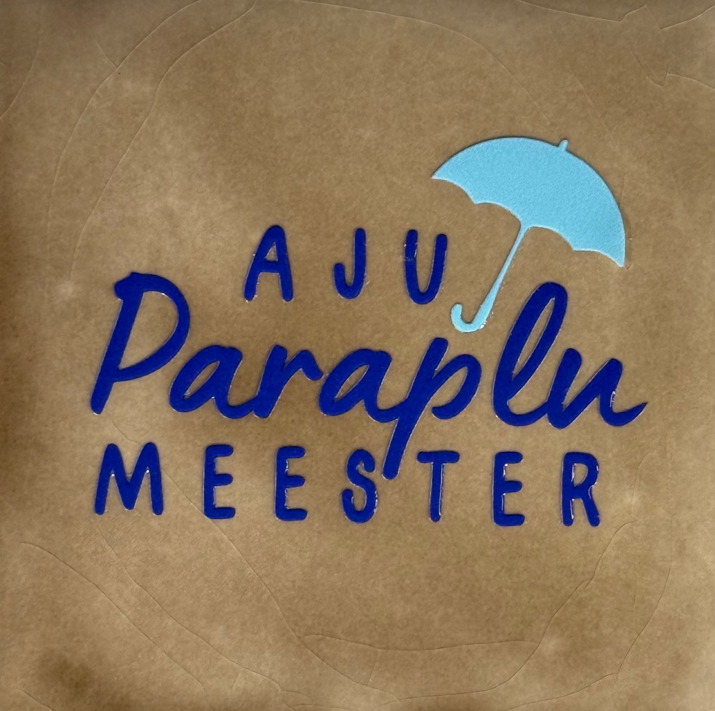 Quote tegeltje 'aju paraplu meester' taupe/kobalt(warmblauw)