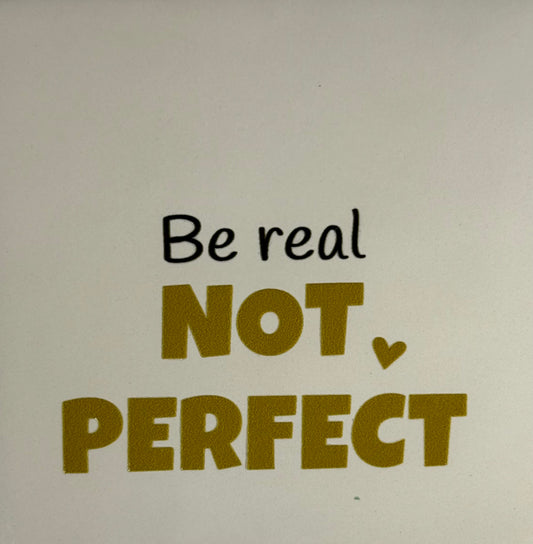 Quote tegeltje 'be real not perfect (fijn)' creme/goud (zwart)