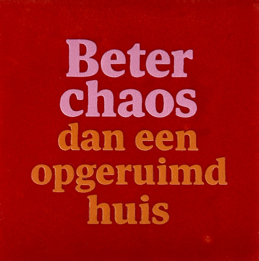 Quote tegeltje 'beter chaos dan een opgeruimd huis' rood/warmroze (oranje)