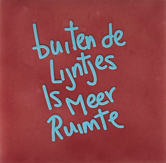 Quote tegeltje 'buiten de lijntjes is meer ruimte' roze/warmblauw