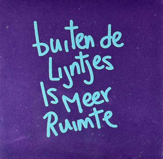 Quote tegeltje 'buiten de lijntjes is meer ruimte' paars/warmblauw