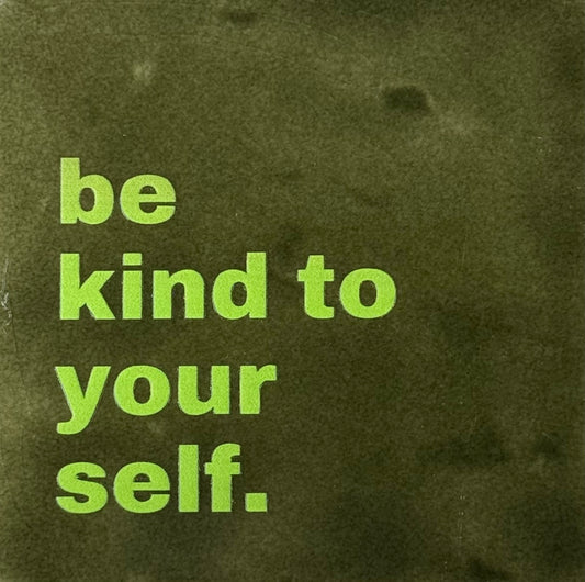 Quote tegeltje 'be kind to yourself' olijf/lime