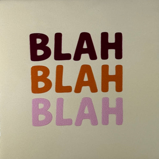 Quote tegeltje 'blah blah blah' creme/cherry(oranje-warmroze)