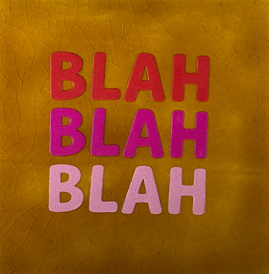 Quote tegeltje 'blah blah blah' oker/rood(knalroze-warmroze)
