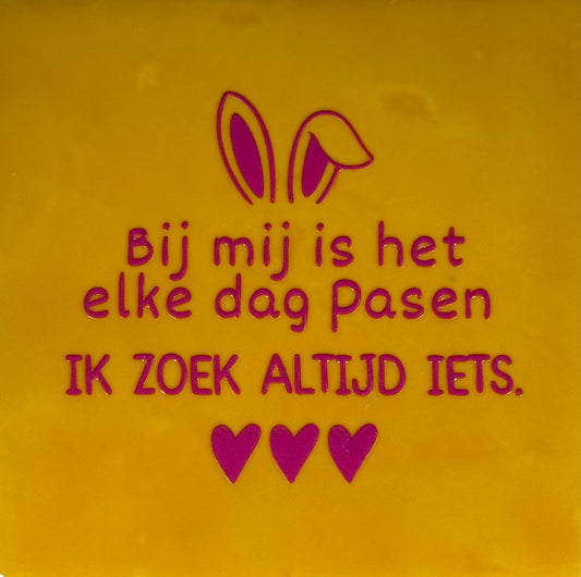 Quote tegeltje 'bij mij is het elke dag..ik zoek altijd iets' geel/knalroze