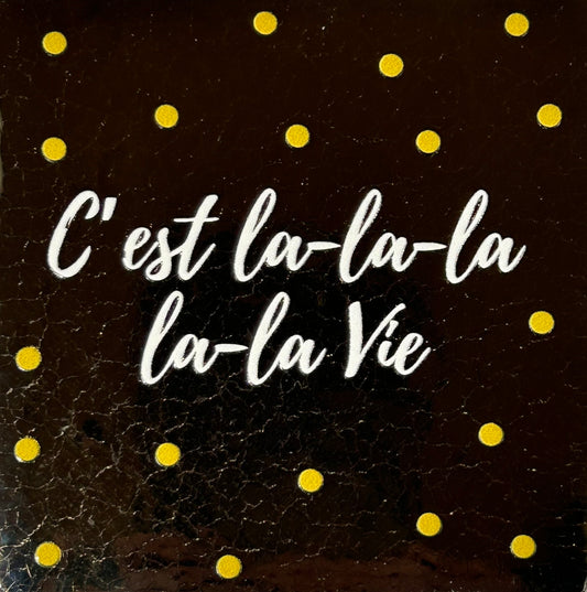 Quote tegeltje 'c'est la-la-la-la-la vie goud/creme