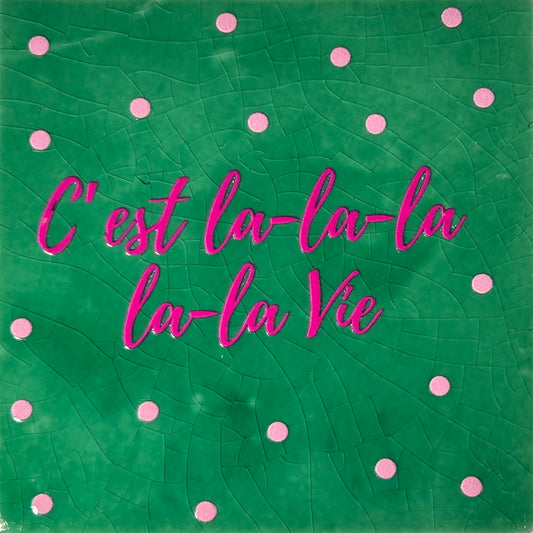 Quote tegeltje 'c'est la-la-la-la-la vie hardgroen/roze