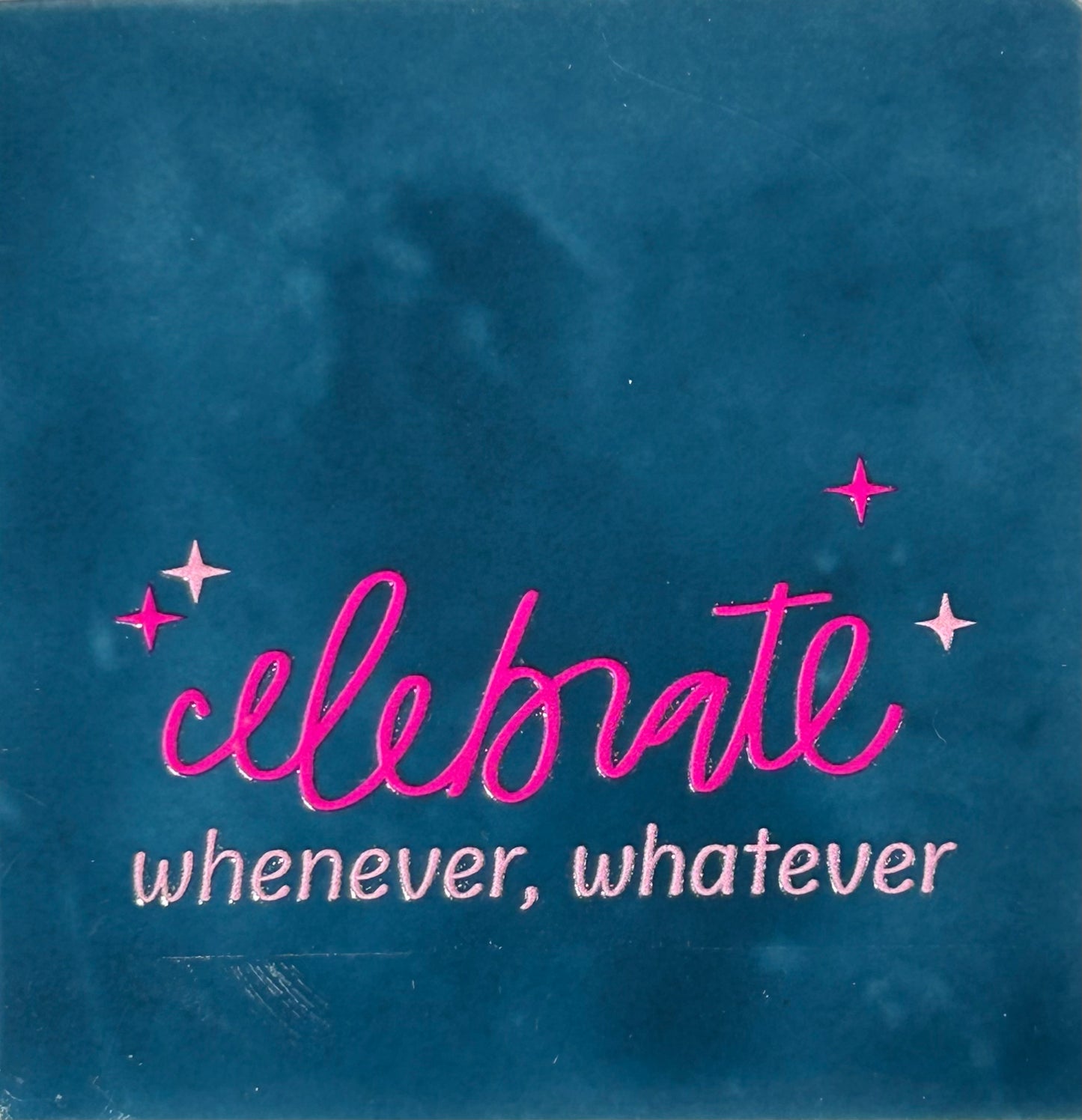 Quote tegeltje 'celebrate whenever whatever' donkerblauw/roze (babyroze)
