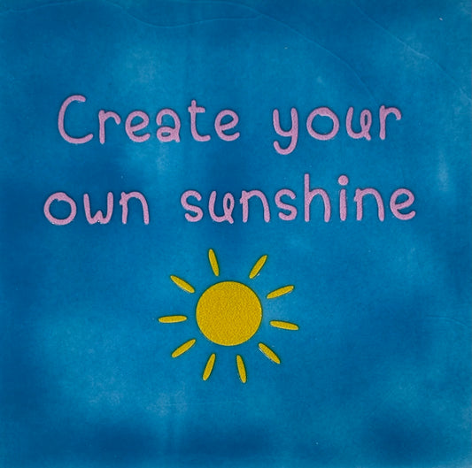 Quote tegeltje 'create your own sunshine' lichtblauw/warmroze (geel)
