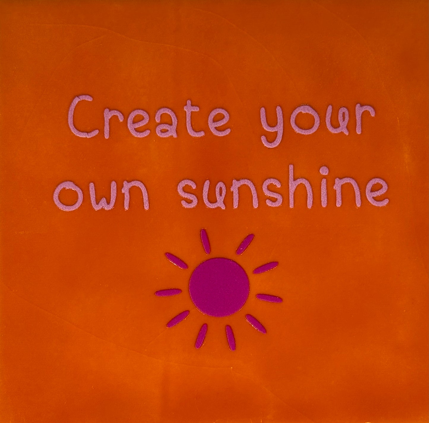 Quote tegeltje 'create your own sunshine' oranje/warmroze (knalroze)