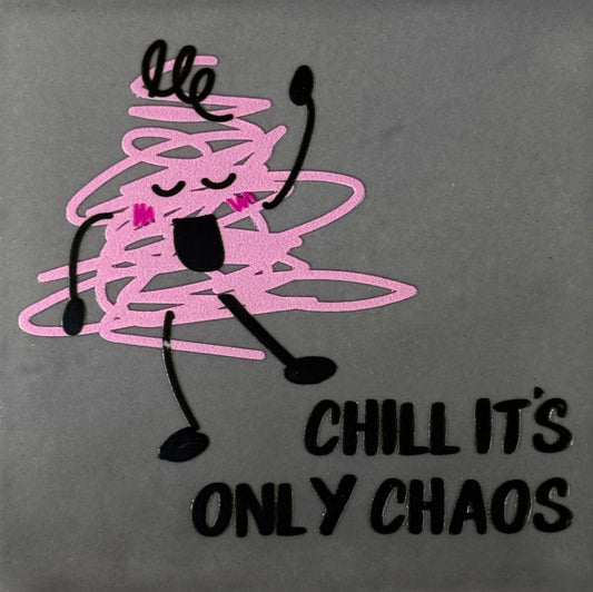 Quote tegeltje 'chill it's only chaos' antraciet/warmroze(zwart)