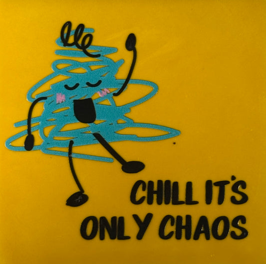 Quote tegeltje 'chill it's only chaos' geel/turquoise(zwart)