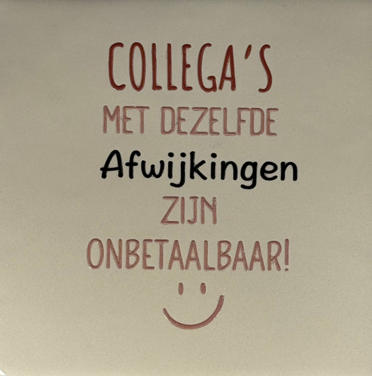 Quote tegeltje 'collega's met dezelfde afwijking zijn onbetaalbaar' creme/taupe (nude roze-zwart)