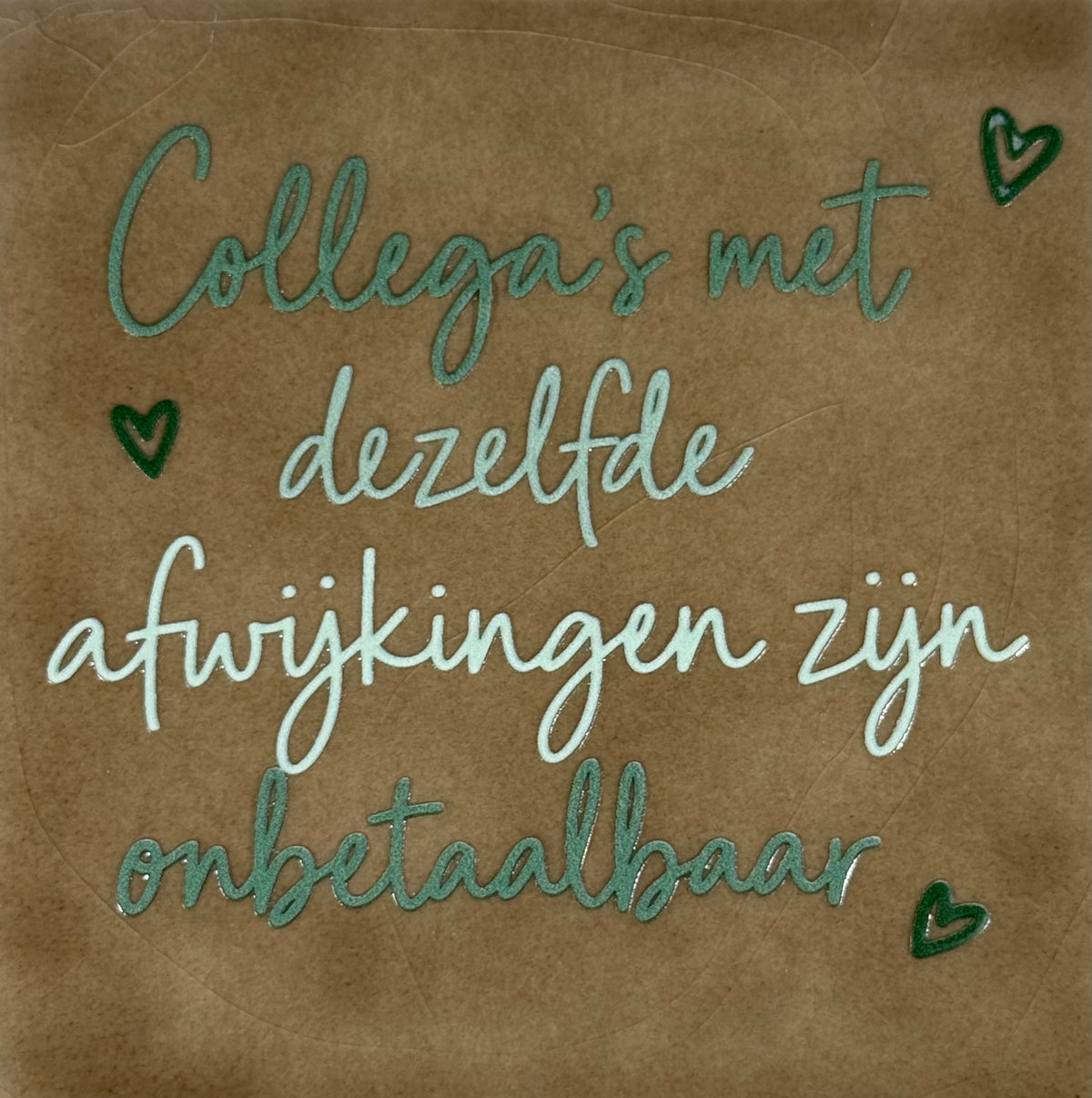 Quote tegeltje 'collega's met dezelfde afwijking zijn onbetaalbaar' taupe/combi 11